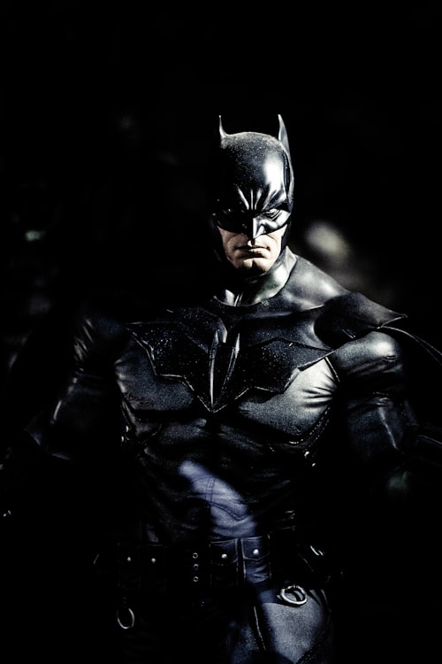 《暗夜行者》海报 - 都市霓虹灯下的孤胆侦探侧影