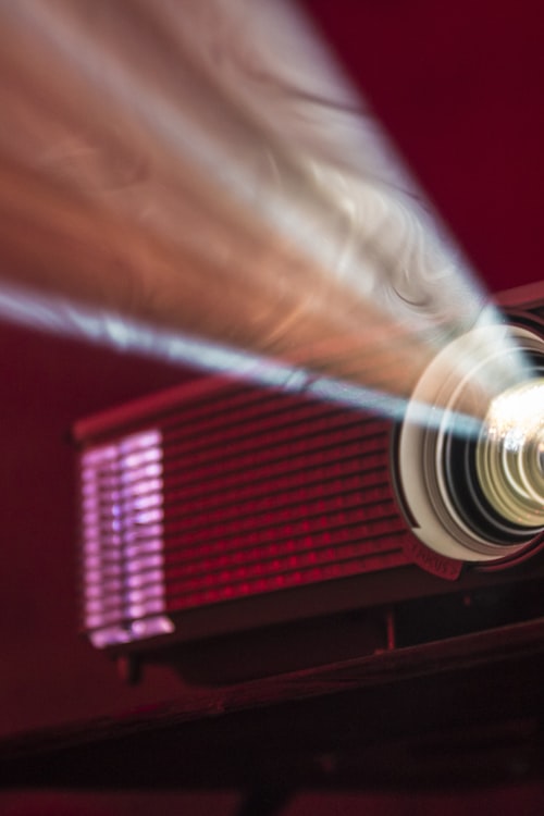 《阿甘正传》海报 - 长椅上坐着拿巧克力盒的男人