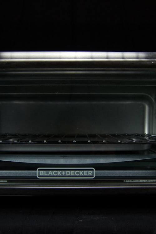 《无声证言》海报 - 法庭上律师与证人紧张对峙